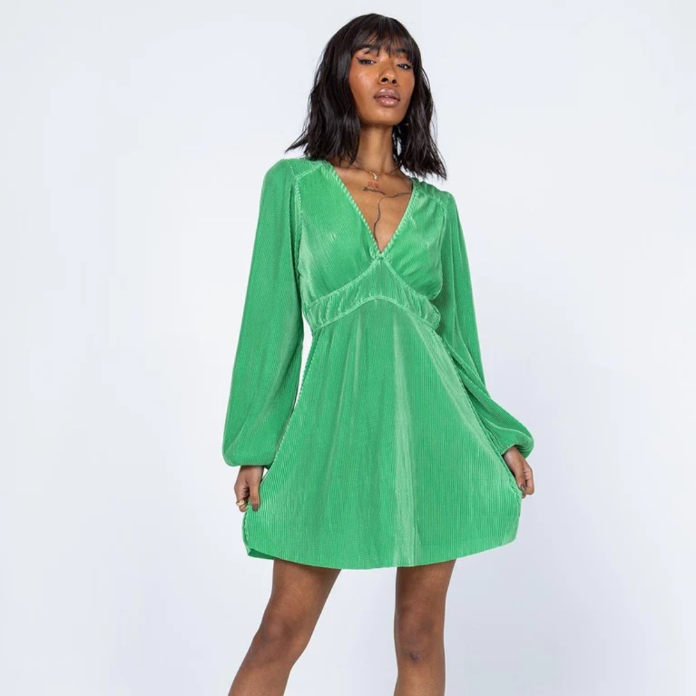 Princess Polly Green long sleeve pleated mini dress. Size 4.